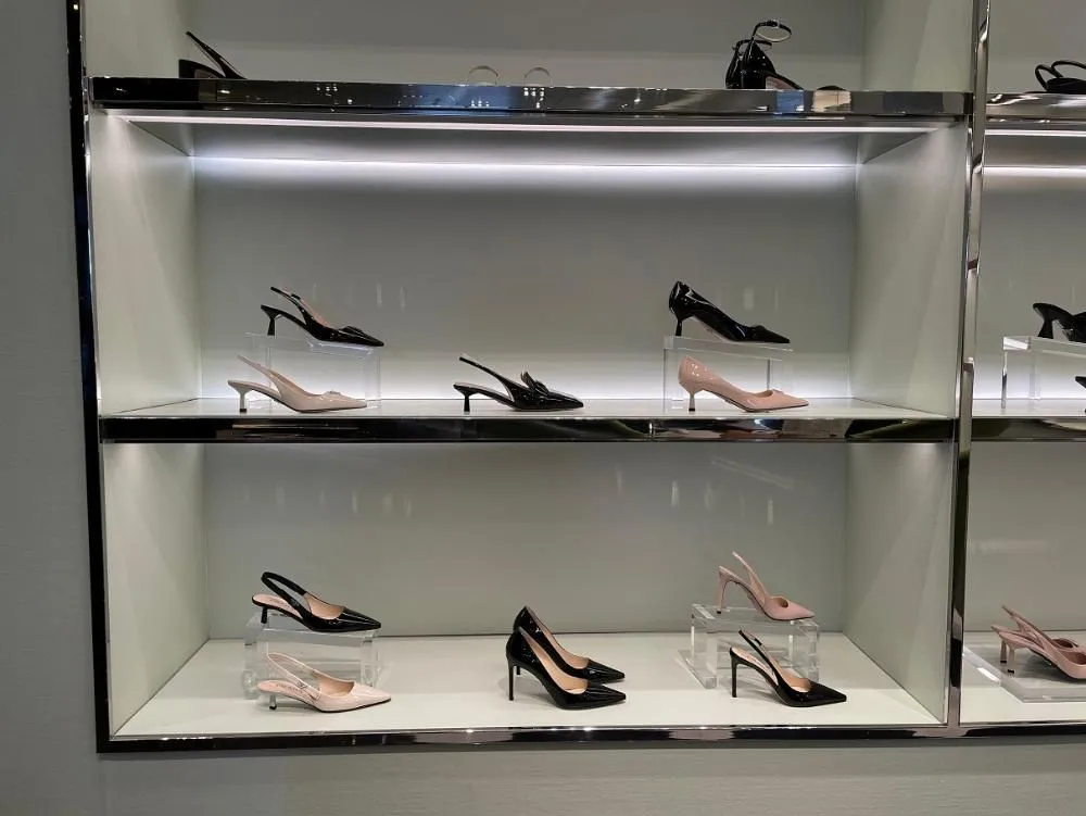 Boutique Prada: gli espositori per scarpe sono realizzati in acrilico trasparente spesso (20 mm) a forma di quadrati.