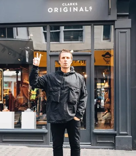 Liam Gallagher, músico de Oasis en la tienda Clarks