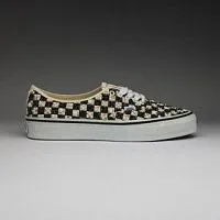 Кеды Vans украсили жемчугом и камнями