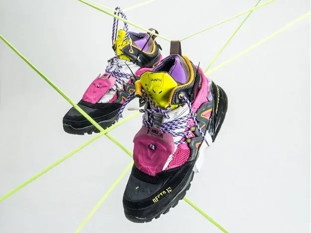 AFOUR, Turnschuhe aus Elementen alter Turnschuhe