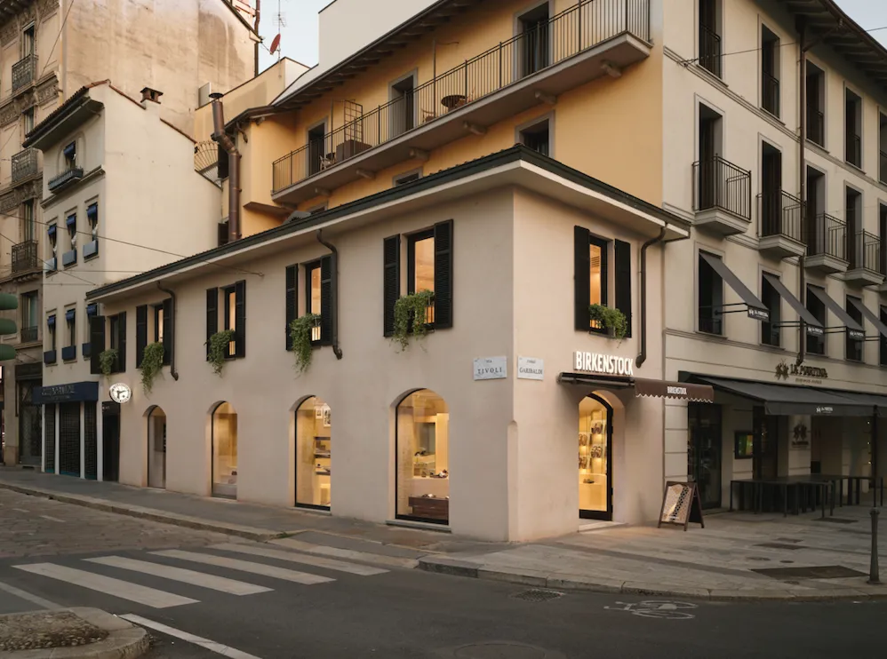 La nueva tienda insignia de Birkenstock en Milán. Foto: Footwearnews.com