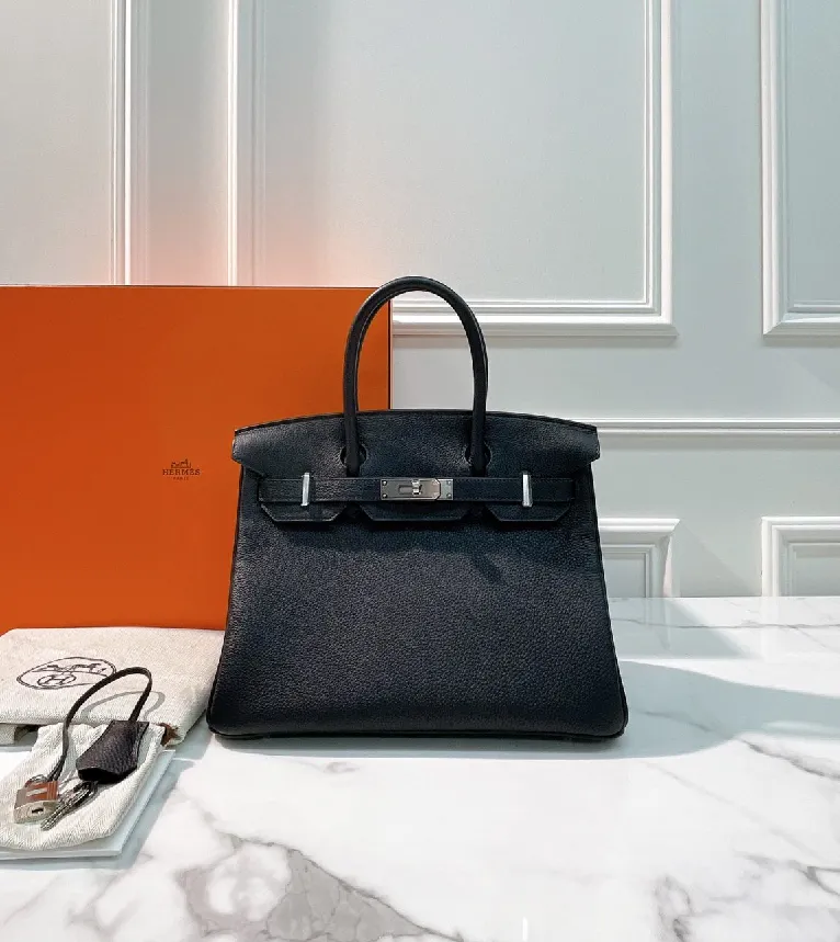 Онлайн-платформы секонд-хенда инвестируют в аутентификацию товаров