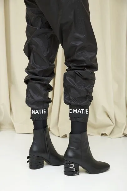 Vic Matie è fedele al suo stile: creatività e femminilità nella stagione autunno-inverno 17-18 