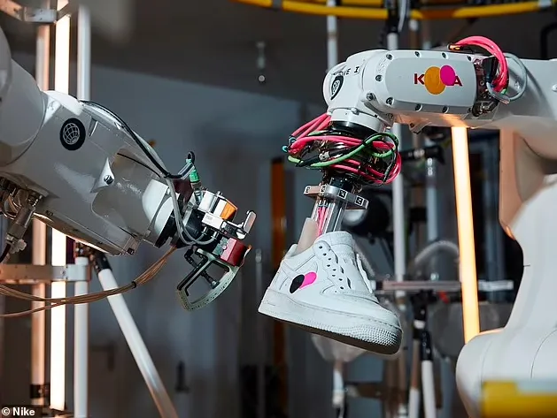 Das Londoner Flaggschiff von Nike bringt Roboter zum Reinigen und Reparieren von Turnschuhen auf den Markt