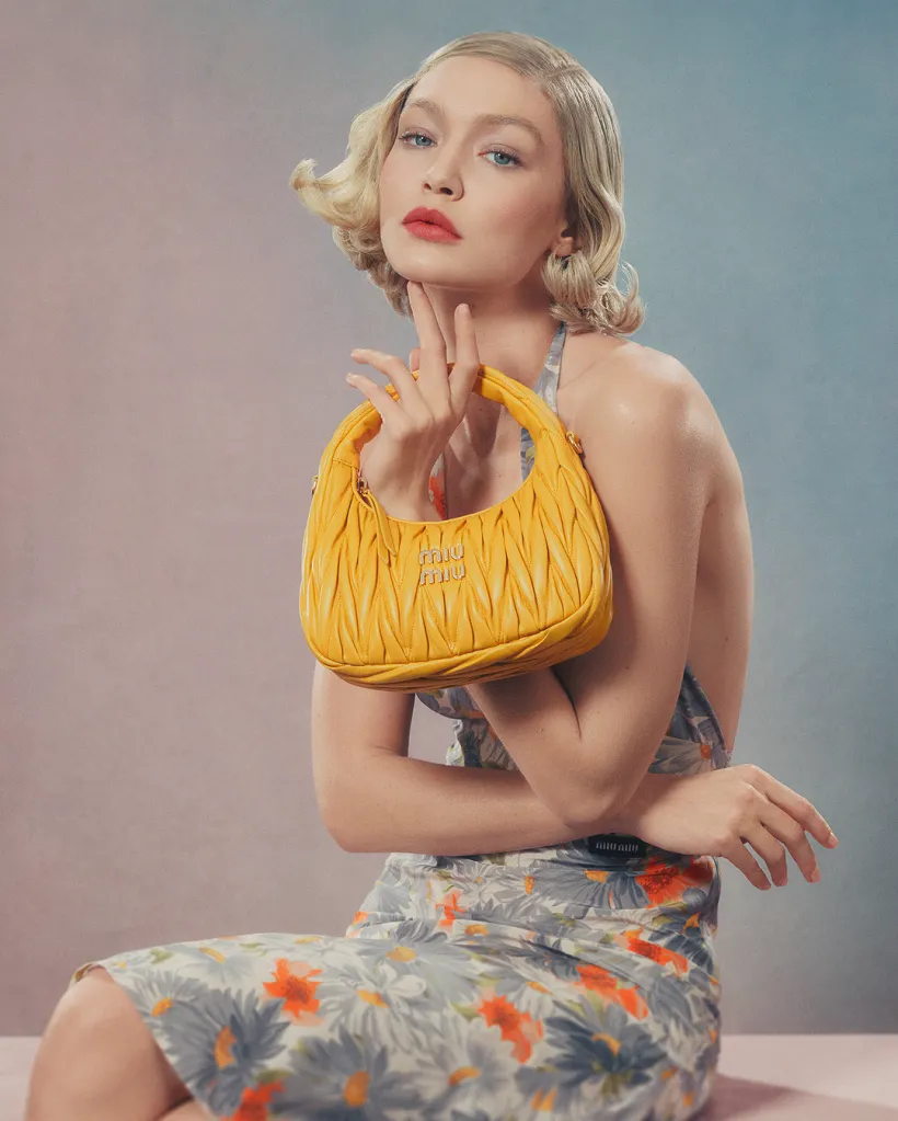GG Hadid en la campaña Primavera/Verano 25 de Miu Miu Leathergoods