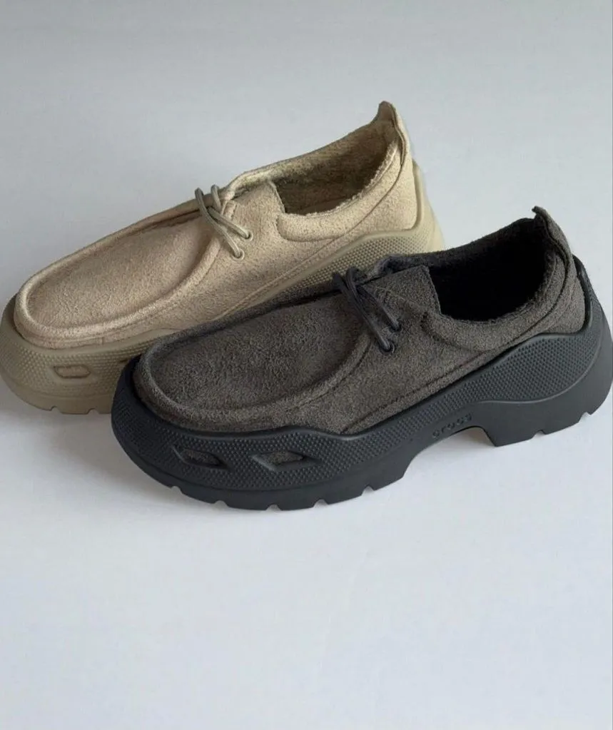 В коллекции Crocs появятся мокасины с замшевым верхом