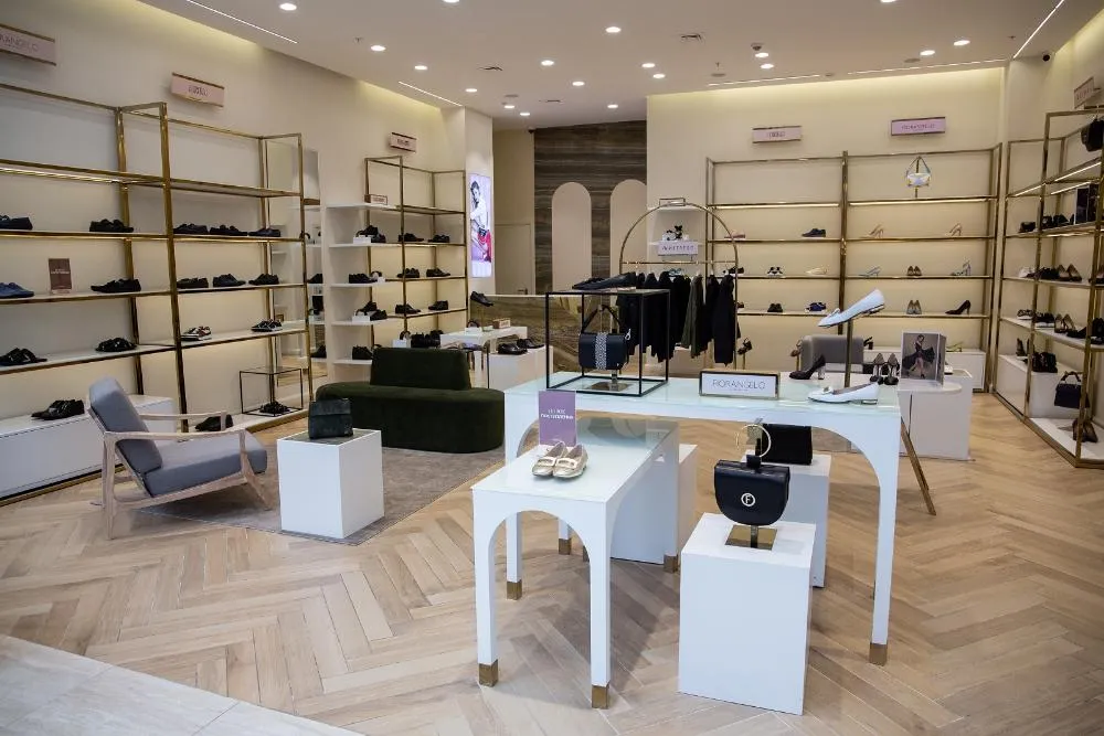 Einzelhandelsgeschäft: von vorne anfangen. Wie kann ein Store-Design-Projekt, einschließlich Interieur, Beleuchtung und Visual Merchandising, entwickelt und umgesetzt werden?