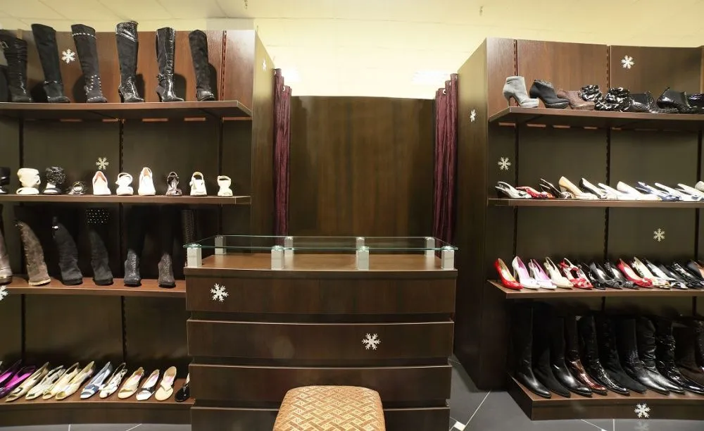 All on the shelves: four ways to arrange shoes