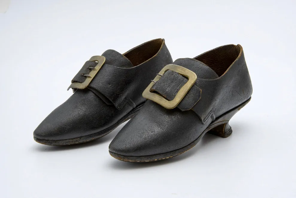 Эрмитаж приобрел для экспозиции 47 пар обуви 17-19 вв.