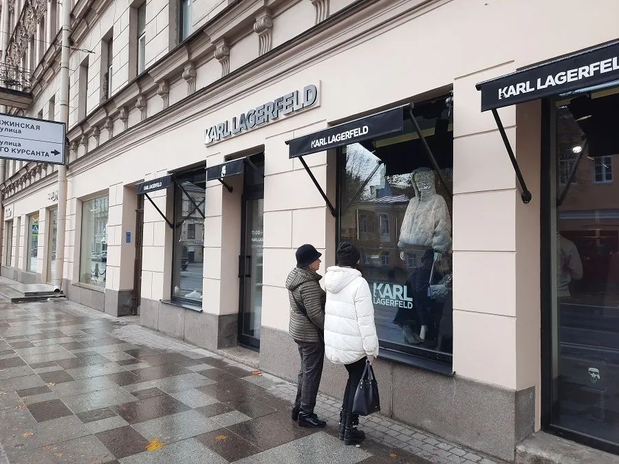Las boutiques de marcas de moda permanecen en la principal calle de moda de San Petersburgo.