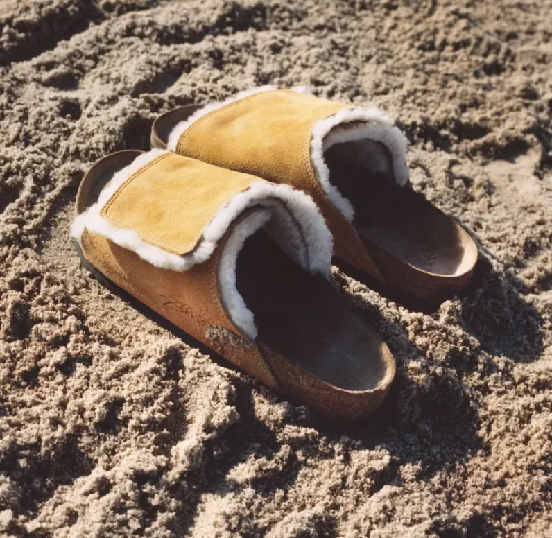 Stüssy и Birkenstock выпустили новые пушистые сандалии