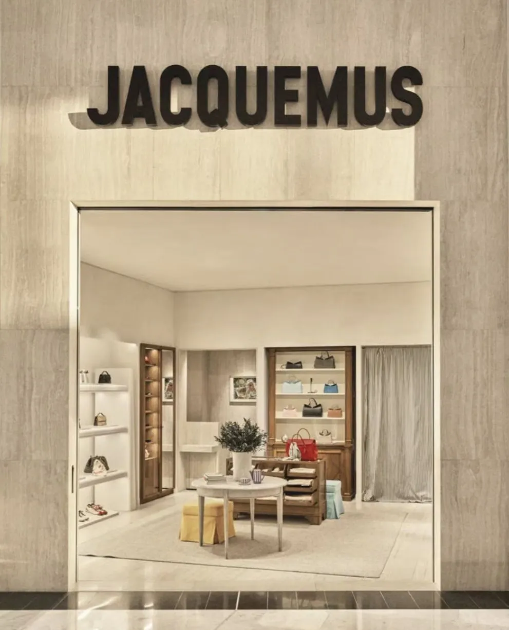 Jacquemus открыл  магазин в парижском международном аэропорту Шарль де Голь