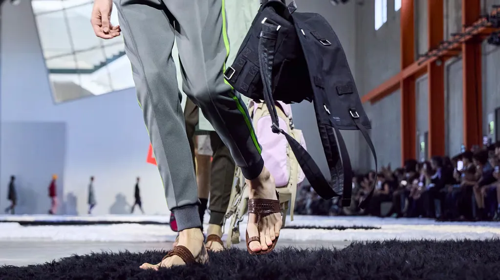 Prada lanzará una colección de sandalias en colaboración con artesanos indios 