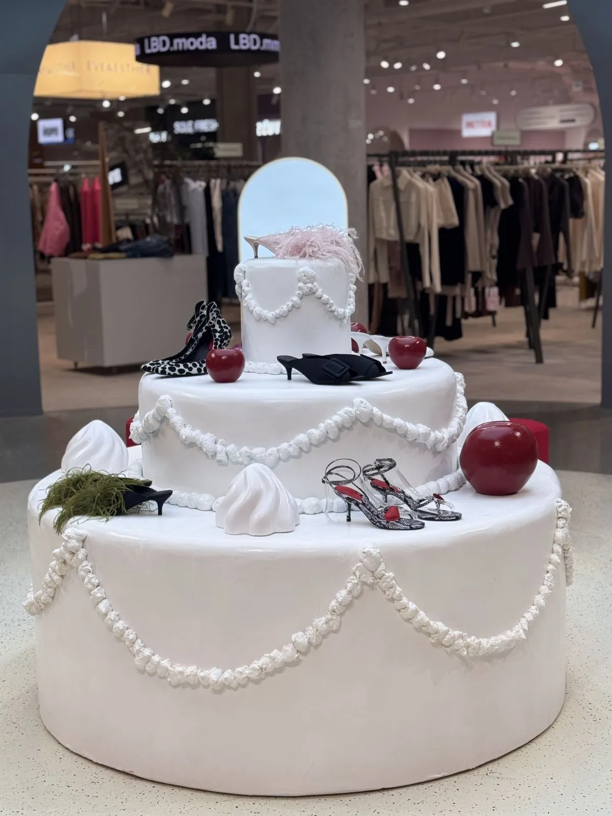 PRÓDAN inauguró un espacio efímero en los grandes almacenes Trend Island, en el centro comercial Aviapark de Moscú.
