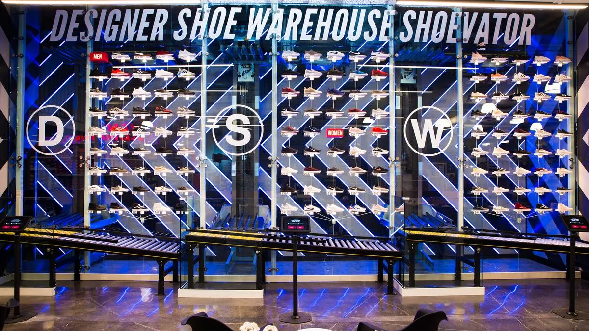 In the US, opened a store where shoes are delivered to the buyer by escalator