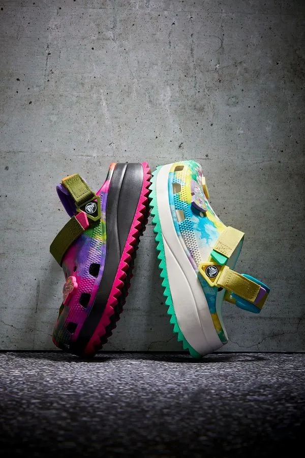 Crocs выпустил новую версию классических сабо в расцветке Tie-dye
