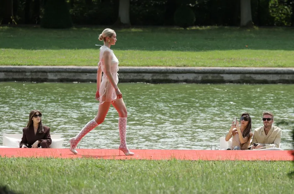 Дефиле коллекции Jacquemus осень-зима 2023/24 прошло в Версале