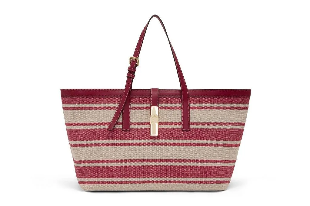 Furla ha lanzado una colección a rayas para la temporada de verano de 26.