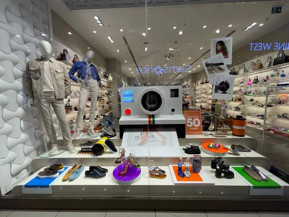 What decorative items can be used as retail equipment to effectively present shoes and bags?