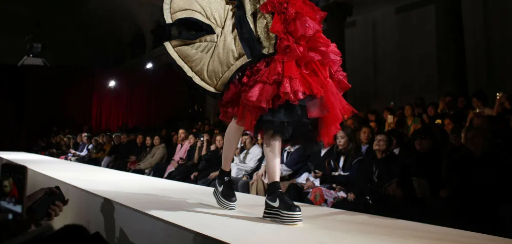 Emphasis on sneakers. Shoe brands are trying to include sportswear models in their collection. 