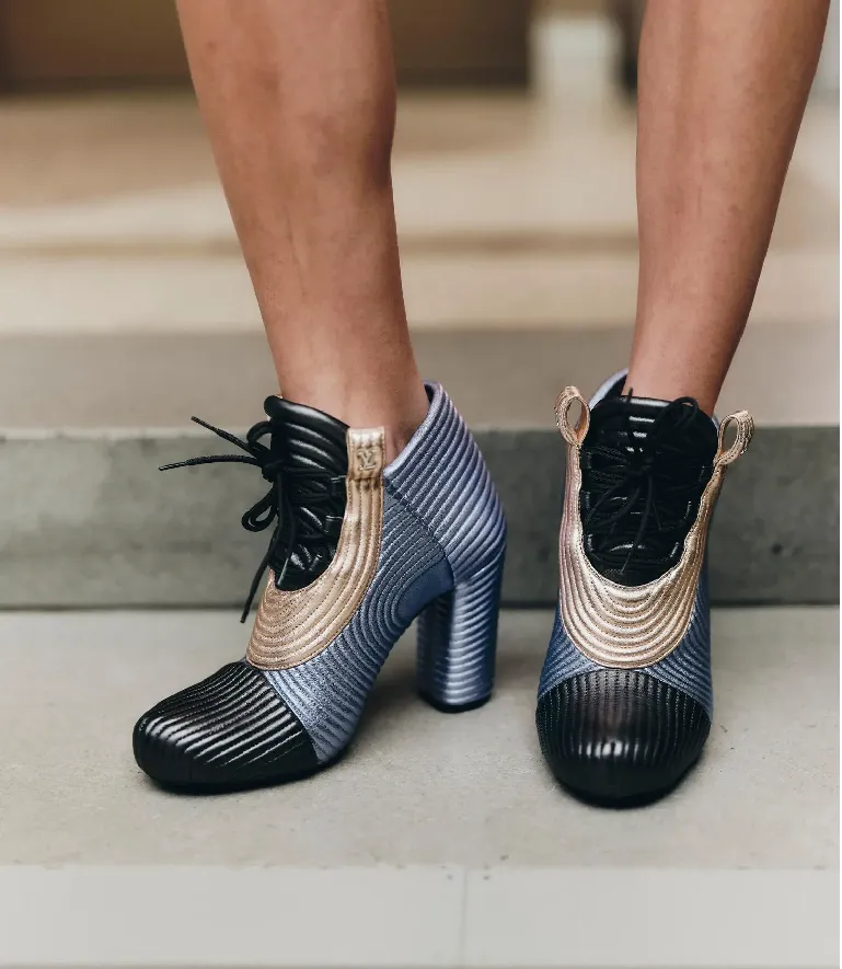 Louis Vuitton ha presentato una collezione di scarpe futuristiche.