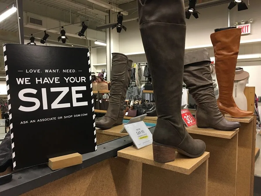 Le sottigliezze di una vendita all'estero. Come progettare e zone negozi di scarpe a New York durante il periodo di grandi sconti.