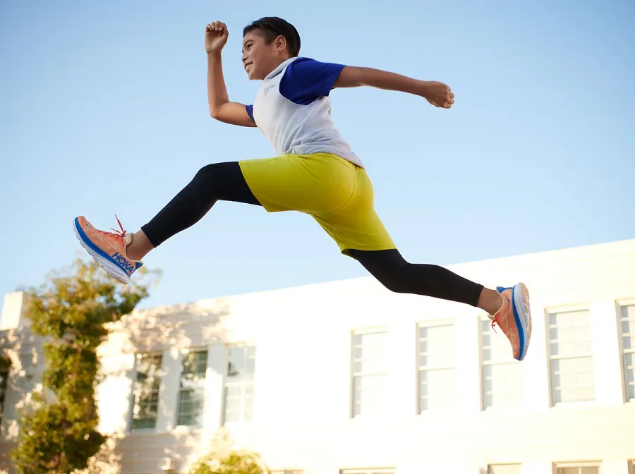 La marca americana de calzado deportivo Hoka ha lanzado una línea infantil.