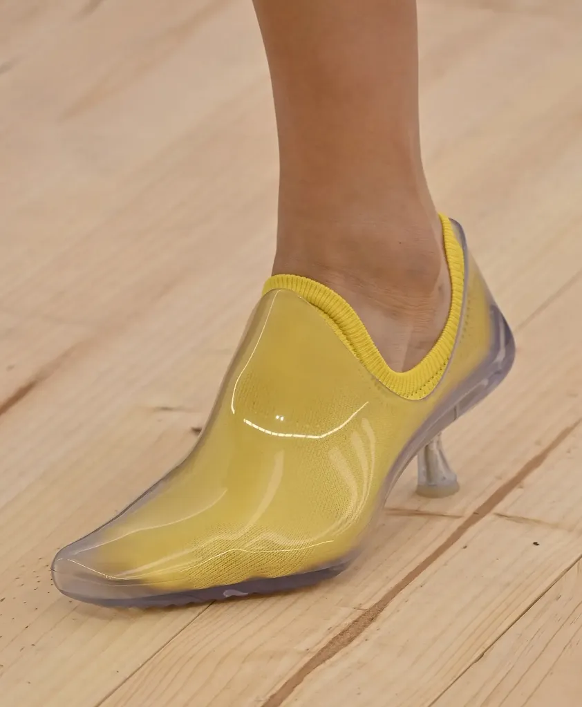 Хитом коллекции Loewe весна-лето’26 стали прозрачные туфли