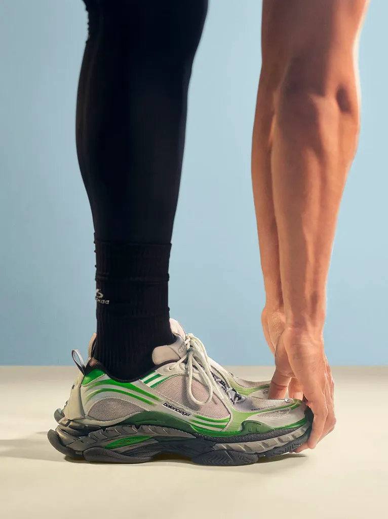 Zapatillas Balenciaga Triple S.2 en la nueva campaña publicitaria de Balenciaga. Foto: Footwearnews.com