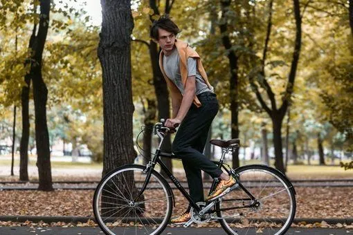 Premiata выпустил кроссовки для ЦУМа в цветах московской осени