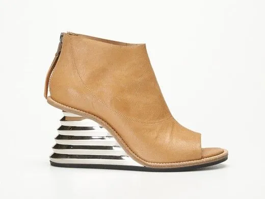 Premiata präsentiert eine Kollektion im Stil von Zaha Hadid