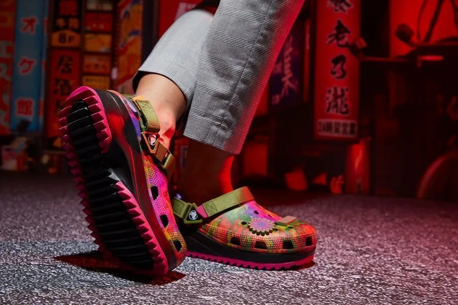 https://www.shoes-report.ru/news/crocs_vypustil_novuyu_versiyu_klassicheskikh_sabo_v_rastsvetke_tie_dye/